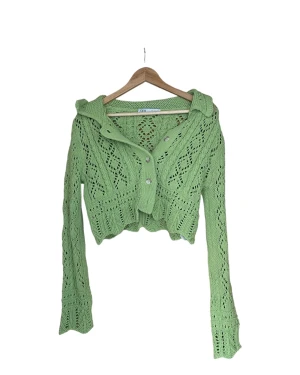 Grön stickad kofta - Failade ju stenhårt med att försöka visa den på men den är fin jag lovar.. Skriv till mig så kan jag försöka skica en bättre bild på hur den ser ut när man har på sig den!!