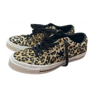 Converse One Star - Riktigt kattiga converse one star i hårigt leopardmönster :) använda typ 2 gånger men förtjänar att bli sedda! Skitbra skick ofc <3