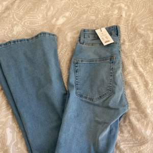 Hej! Säljer ett par flare jeans i storlek S. Köptes ifrån lager 157. Som ni ser är det i nyskick och oandvändt då prislappen till och med är kvar. Kontakta mig!💕