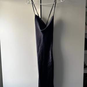 Marinblå lång klänning från asos. Har öppen rygg och en slits. Använd en gång, användes som bal klänning. Köptes för 1000kr säljer för 400kr. Storlek xs passar även s.