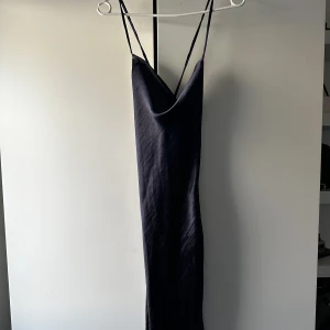 Fest klänning  - Marinblå lång klänning från asos. Har öppen rygg och en slits. Använd en gång, användes som bal klänning. Köptes för 1000kr säljer för 400kr. Storlek xs passar även s.
