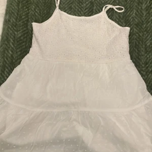 Vit klänning - Den här jättesöta klänningen som är för kort för mig! Den är i ganska liten size men är förvånads värt lång! Knappt använd! TRYCK EJ PÅ KÖP NU!! vi diskuterar ett pris!❤️‍🩹