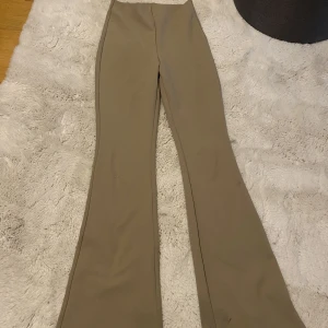 Byxor  - Jätte fina byxor använd en gång i jätte bra skick  Strl Xs men passar S väldigt bra 