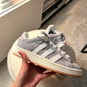 Adidas Campus 00s - Köpt för liten storlek och har ej hunnit returnerat tillbaka skorna! Nya i kartong. Köpt på Boozt.se (skorna är helt slutsålda och är just nu trendiga på tiktok. Kopiera annonsens titeln och sök på TIKTOK! Snyggaste sneakers & perfekt till våren 💯 💐