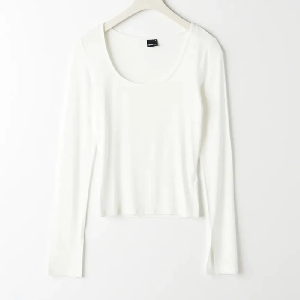 Säljer denna vita långärmade populära tröja från Gina Tricot i Xs andvänd en gång så fin kvalite, skriv för egna bilder . Toppar.