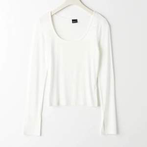Säljer denna vita långärmade populära tröja från Gina Tricot i Xs andvänd en gång så fin kvalite, skriv för egna bilder 