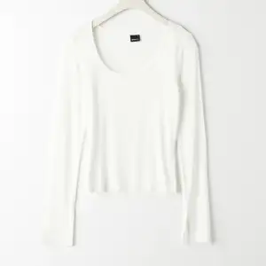 Säljer denna vita långärmade populära tröja från Gina Tricot i Xs andvänd en gång så fin kvalite, skriv för egna bilder 