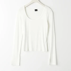 Långärmad tröja  - Säljer denna vita långärmade populära tröja från Gina Tricot i Xs andvänd en gång så fin kvalite, skriv för egna bilder 