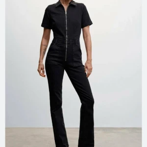 Jumpsuit i denim! - Galet snygg jumpsuit från mango! Str S :) långa i benen, jag är 165 cm!