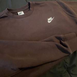 Säljer nu min bruna Nike sweatshirt,eftersom att den aldrig kommer till någon användning. 9/10 i skick 