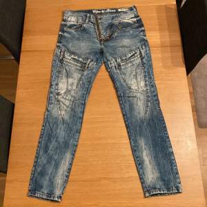 Ursnygga jeans med galna detaljer som dragkedjor, fickor längs låren med mera. Även en galen blekning/wash på byxorna som gör dem extra snygga. Osäker om jag vill sälja dessa! Storlek L Regular Fit Längd 107cm Midja 45x2 Skriv om det finns några frågor :)