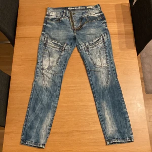 Cipo & Baxx Bleached Jeans - Ursnygga jeans med galna detaljer som dragkedjor, fickor längs låren med mera. Även en galen blekning/wash på byxorna som gör dem extra snygga. Osäker om jag vill sälja dessa! Storlek L Regular Fit Längd 107cm Midja 45x2 Skriv om det finns några frågor :)