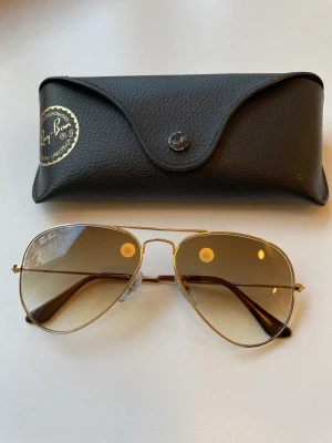Rayban solglasögon - Supertina nästintill oanvända solglasögon från Rayban.  Unisex och köpa på Synsam förra sommaren. 