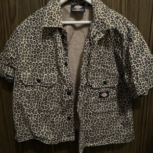 Dickies skjorta small leopard  - small. Normal i storleken. Använd en gång 