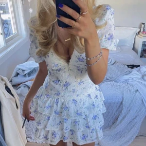 Zara klänning - Säljer denna populära zara klänningen från förra året🌸helt slutsåld i alla storlekar💗knappt använd då jag tkr den är lite för stor💗stl S. Skriv för mer bilder. 