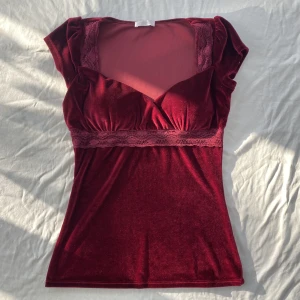 Sammet topp  - Vacker vinröd topp från Promod i sammet och med spets detaljer. Har inbyggda kupor. Lappen är avklippt men uppskattar till M. Mycket bra skick, inga deflekter. Köps via Swish eller köp nu 💋