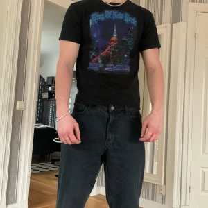 Pop Smoke t shirt  - Säljer min pop Smoke t shirt som Den är för liten för mig vilket syns tydligt på bilden. Ganska oversized vanligtvis 