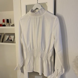 Blus från Lovisa Barkman x Bubbleroom - Helt ny med prislappen kvar. Köpt för 899kr💛 Lovisa Barkman x Bubbleroom