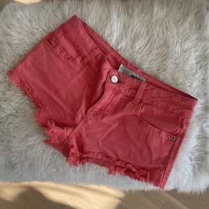 Aprikosa lågmidjade jeansshorts  - Lågmidjade jeansshorts i en aprikos färg, storlek 34. Sjukt snygga till en vit topp och en solbränna❤️‍🔥 Fint skick och perfekta till sommaren! Köparen står för frakten, bara att höra av sig vid frogor🫱🏽‍🫲🏼