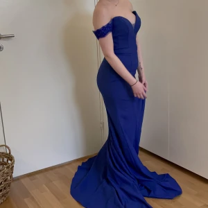 Bal/aftonklänning  - *OBS: första bilden är hur färgen ser ut i verkligheten* Nypris: (rabatt) 2.200kr   Aldrig använd, endast testad då denna var min extra klänning till balen 2022 ifall min andra klänning inte skulle komma fram i tid. 