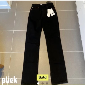 Jeans  - Super snygga, men inte något för mig❤️ slits längst ner