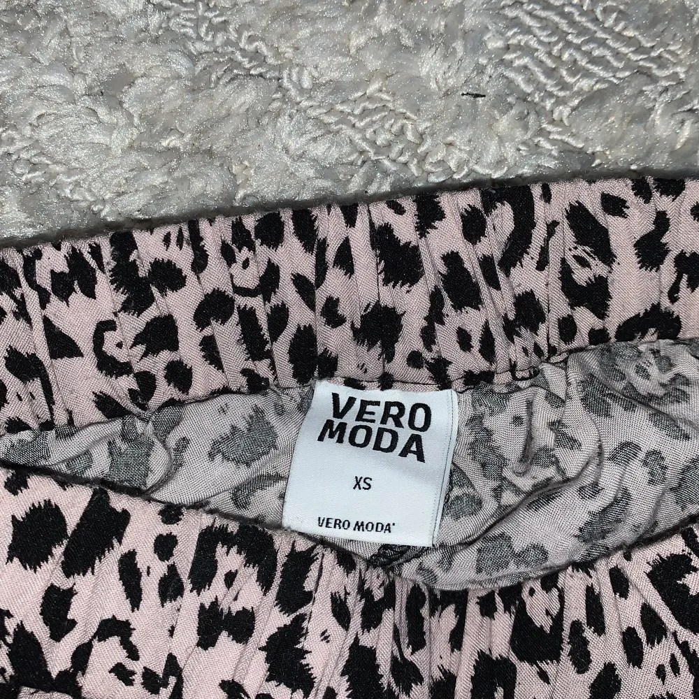 Tunna skjorts i leopardmönster från Vero Moda Storlek XS. Shorts.