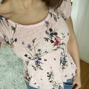 Gullig sommartopp - Såå söt topp som passar perfekt till sommaren. Helt oanvänd, passar xxs/xs💕