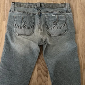 Lågmidjade bootcut jeans 👖  - Säljer dessa jätte fina ljusblåa lågmidjade jeans för att dom är för små i midjan:( står att dom är i stolek S men midjemåttet är ca 74-75 och innerbenslängden är 80cm dom passar mig i längden som är 170💕💕