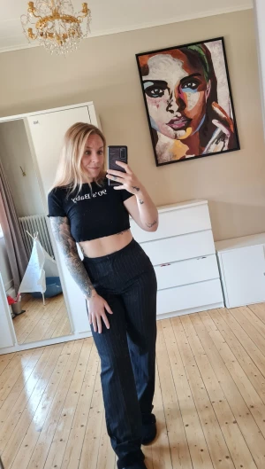 Kostymbyxa kritstreck  - Sparsamt använda kostymbyxor i kritstreck stl 36 i "Urtvättad svart" 