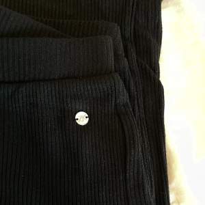 Säljer dessa sköna byxor från märket zink ❤️ har både i svart och grått, men säljer bara de svarta. Lågmidjade