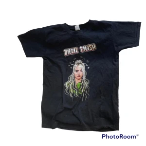 Billie Eillish t-shirt  - Billie Eillish t-shirt jag inte längre använder i perfekt skick. strl S 💕köpt från punkt shop i stockholm, alltså inte från Billie Eilish märke!