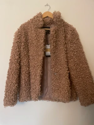 Puderrosa vårjacka! - Aldrig använd. Nypris 1100. Fin, lurvig vår och höstjacka!