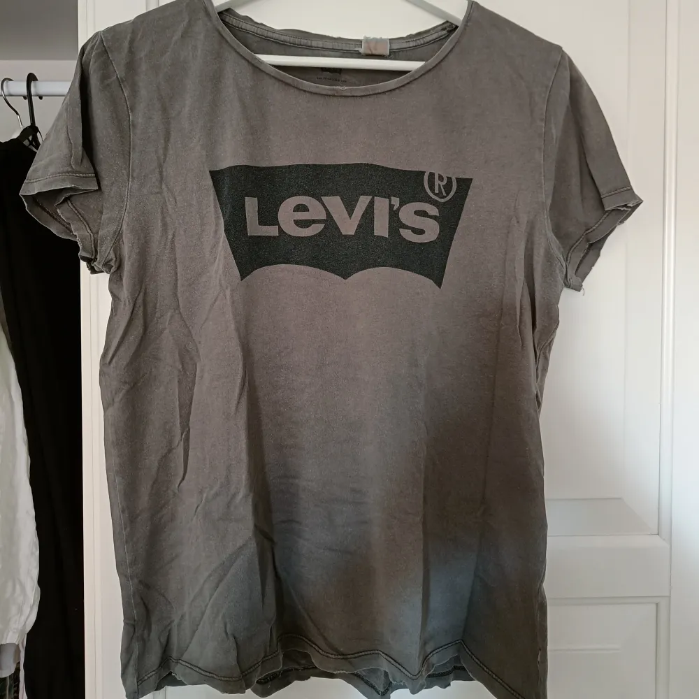 Grå t-shirt från Levi's, storlek M.. T-shirts.