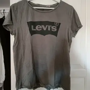 Grå t-shirt från Levi's, storlek M.