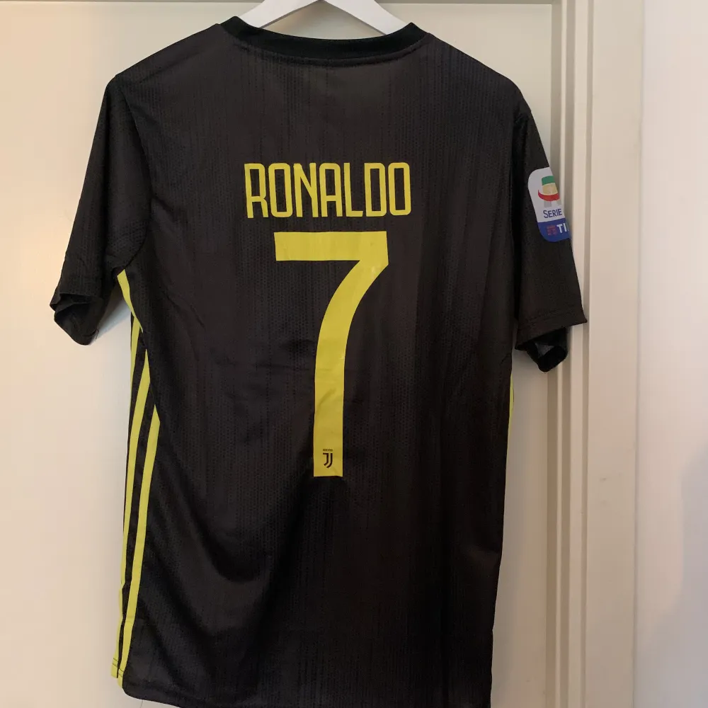 Ronaldo Juventus tröja säsongen 18/19.  Den passar som S/M men mer åt S hållet  . T-shirts.