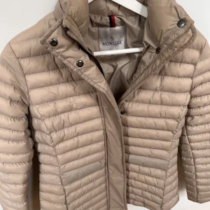 Moncler vårjacka  - Super fin Moncler jacka i varsamt användande. Tyvärr får den inte den uppmärksamheten hos mig som den förtjänar därför hoppas jag den hittar hem till någon som ger den massa kärlek. Storlek S. 