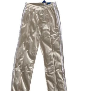 Adidas trackpants - Champagne-färgade adidas trackpants, köpta på Urban outfitters och aldrig använda med lappen kvar