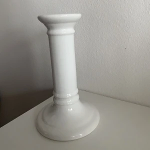 Ljusstake  - Stilren och elegant vit ljusstake. (H: 16,5cm, B: 10,5cm). 1 ljusstake 50kr, 2 ljusstakar 80kr, 3 ljusstakar 100kr, 4 ljusstakar 120kr (Fraktkostnaden varierar beroende på antal ljusstakar). 