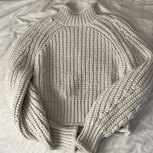 Fin stickad tröja  - Mysigaste tröjan från H&M. Den är i storlek xs men passar perfekt till s med. 