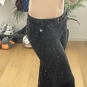 Champion jogging byxor  - Svarta Champion mjukis/jogging byxor  Säljer dom för är för små för mig men skulle dom vara rätt storlek skulle jag ha på dom varje dag nästan väldigt mjuka och sköna 👌🏼👌🏼