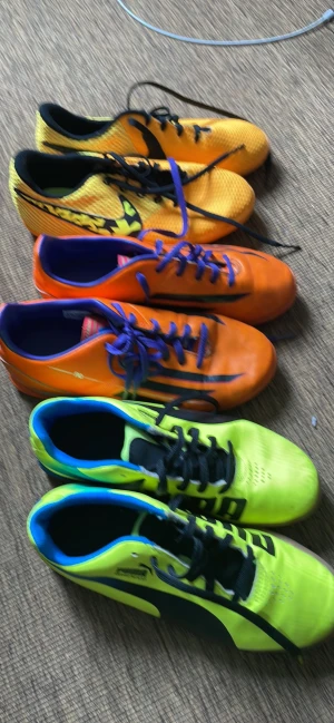 Fotbollsskor - Väl använda fotbollsskor. St 35-36 se bild. 50 kr per par.  Hämtas i Malmö. Ska den skickas får köparen stå för frakten.