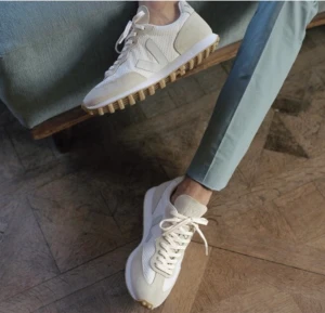 VEJA sneakers  - Sneakers från märket Veja, storlek 37, något små i storleken.  Jättefina helt nya sneakers. Bilder från Google men de är endast testade då de var för små. Nypris 1500kr. 