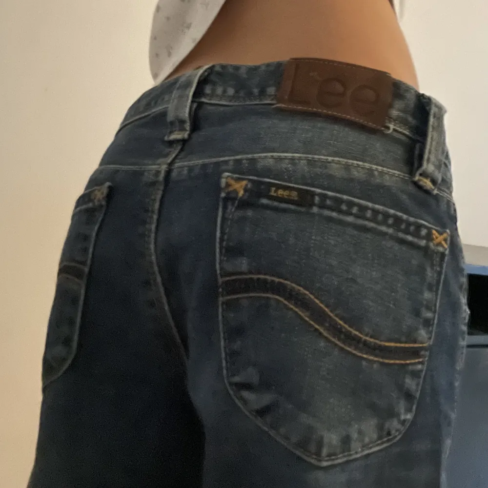 low waist jeans med bootcut från märket lee! storlek 28/31 men små i storleken, tror de passar dig med 25-27 också 💝 (för stora för mig så håller upp dem i bilderna)     midjemått: 76 cm     jag är 163 💞 . Jeans & Byxor.
