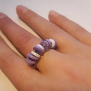 En lila ring med stora vita pärlor!🟣⚪