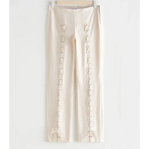 As coola jeans - Säljer dessa as snygga byxor från & other stories. Så coola med snörningen och detaljerna. Helt nya, prislappen kvar (nypris 990kr). Säljer då de är för små. Som en 36 i storlek. Så fin cremevit färg.