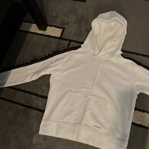 Gant hoodie - Gant hoodie i väldigt bra skick som blivit för liten och använts väldigt lite 