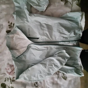 Regnjacka  - Regnjacka gjordi endast ekomaterial. Lätt att bära med sig. 