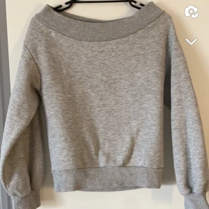 Off shoulder - En grå off shoulder tröja i storlek Xs, säljs då den är för liten för mig och aldrig används, hör av dig om du är intresserad🫶🏻