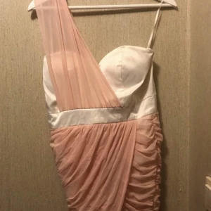 Finare klänning - En lite kortare klänning som är super snygg. Den är använd en gång och är fortfarande som ny. Den går att styla lite som man vill och sitter bra. Jag skulle säga att den passa en både xs och s.