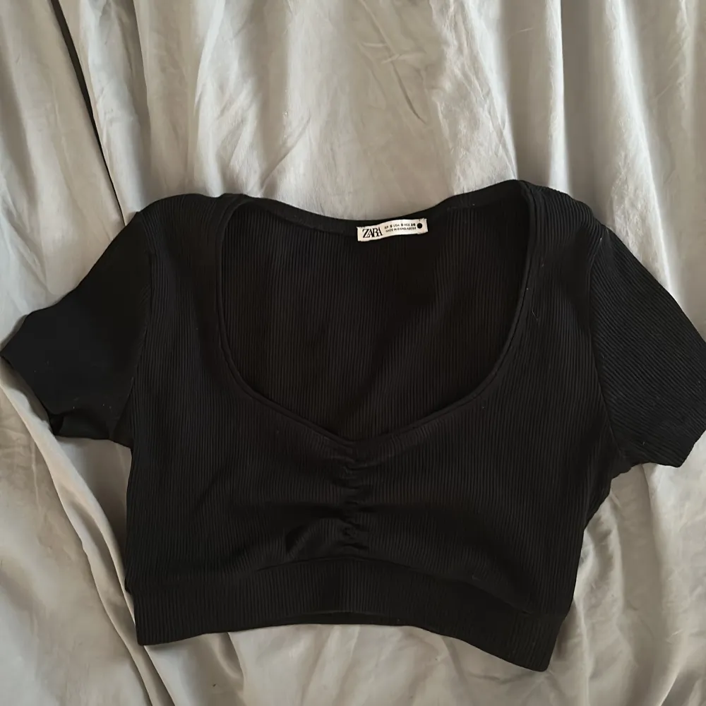 Zara svart topp❤️ passar alla stretchig topp❤️. T-shirts.
